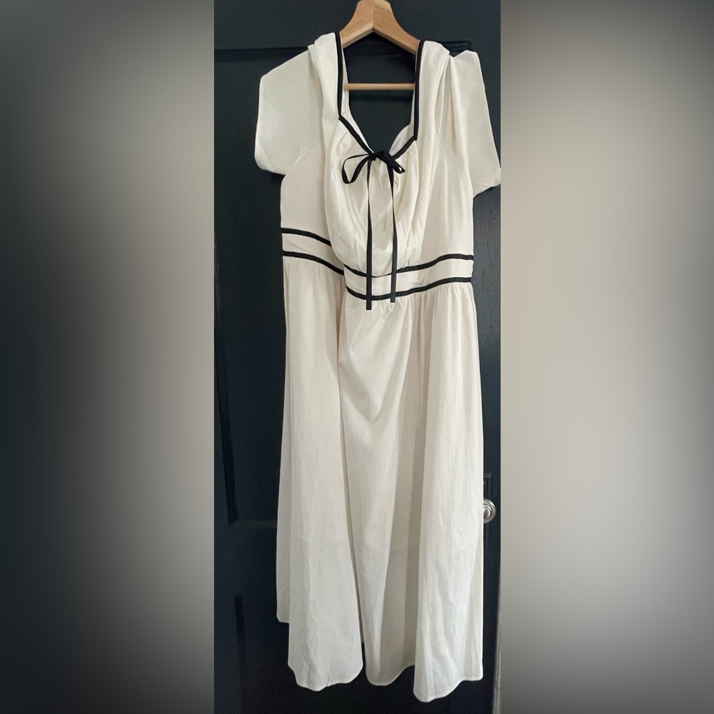 BloomChic Elegant Dress in Cream with Black Accents W/POCKETS!!!😃 Plus size 22